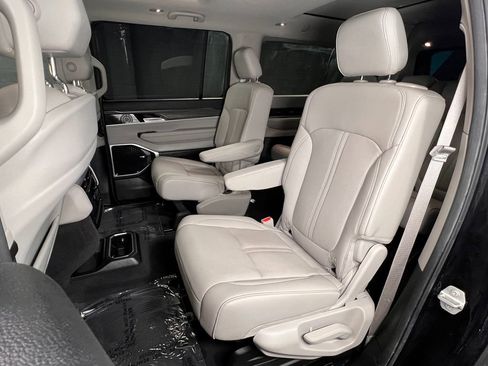 Used 2023 Jeep Wagoneer L Series III w/ Premium Group I AWD/4WD image 18