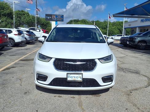 Used 2023 Chrysler Pacifica Touring-L FWD image 19