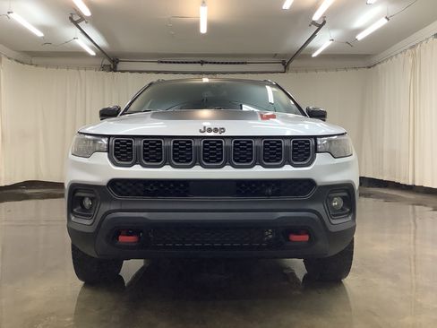 Used 2025 Jeep Compass Trailhawk AWD/4WD image 10