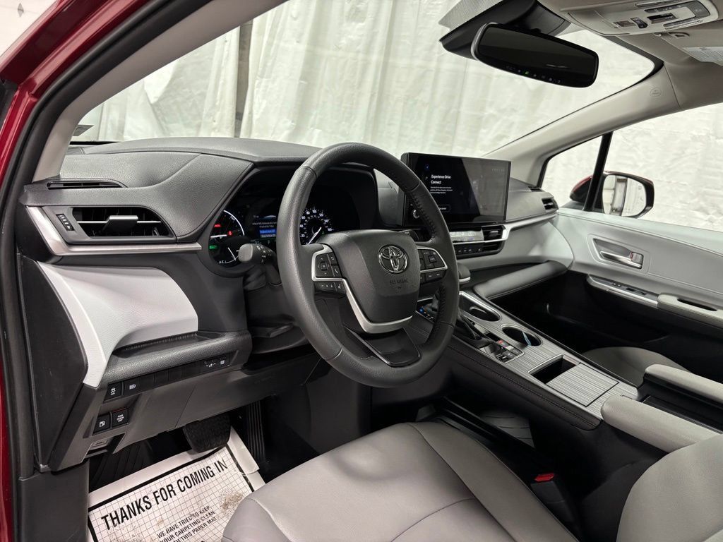 Used 2026 Toyota Sienna XLE AWD/4WD image 15