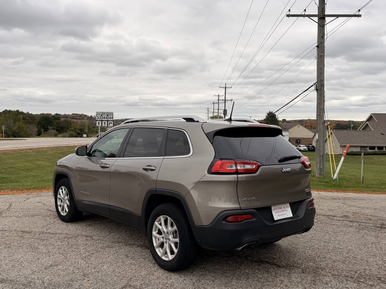 Used 2016 Jeep Cherokee Latitude w/ Comfort/Convenience Group AWD/4WD image 3