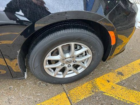 Used 2024 Chrysler Pacifica Touring image 24