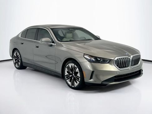 Used 2025 BMW 530i w/ Premium Package RWD image 9