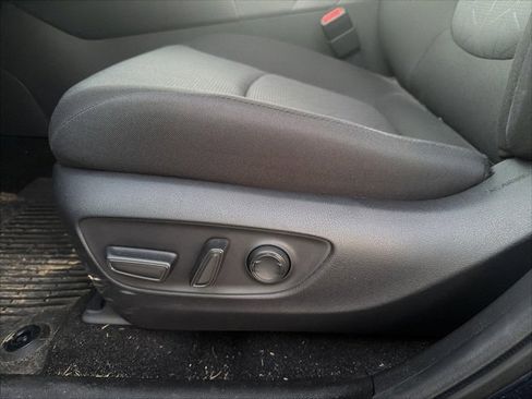 Used 2022 Toyota RAV4 XLE image 7