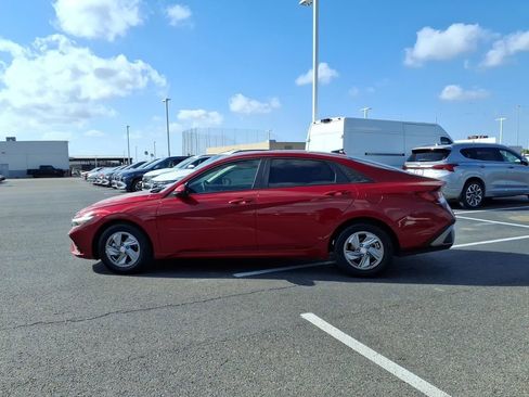 Used 2025 Hyundai Elantra SE image 2