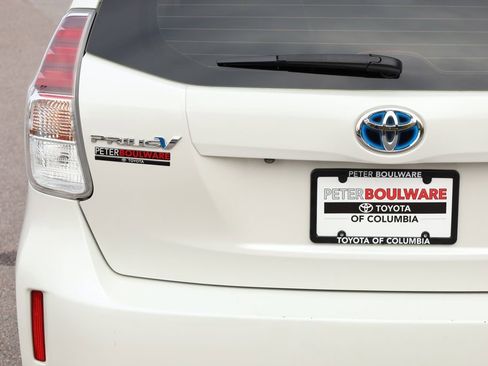 Used 2017 Toyota Prius V Five image 15
