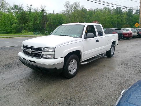 Used 2007 Chevrolet Silverado 1500 LT w/ Extended Cab Value Package AWD/4WD image 11