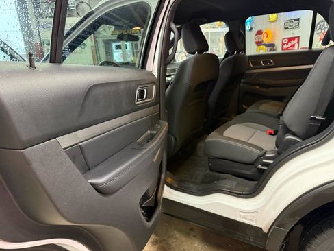 Used 2018 Ford Explorer XLT image 17