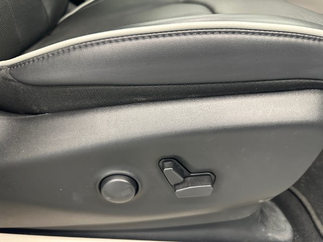 Used 2024 Chrysler Pacifica Limited AWD/4WD image 22