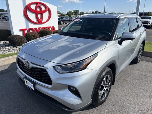 Used 2022 Toyota Highlander XLE AWD/4WD image 10