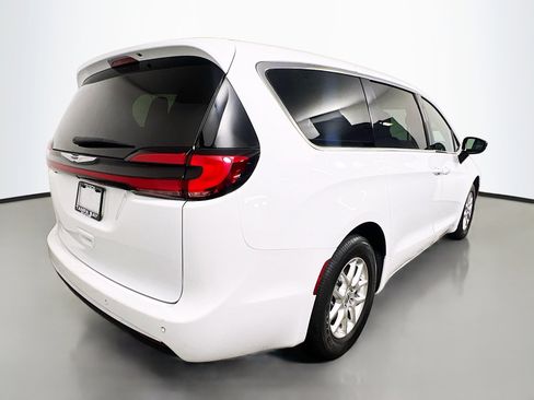 Used 2024 Chrysler Pacifica Touring FWD image 4