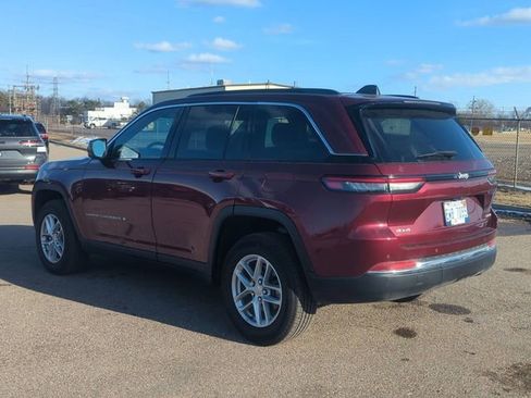 Used 2024 Jeep Grand Cherokee Laredo X image 3