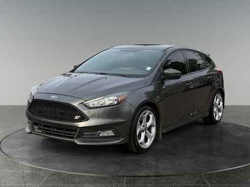 Used 2017 Ford Focus ST FWD image 3