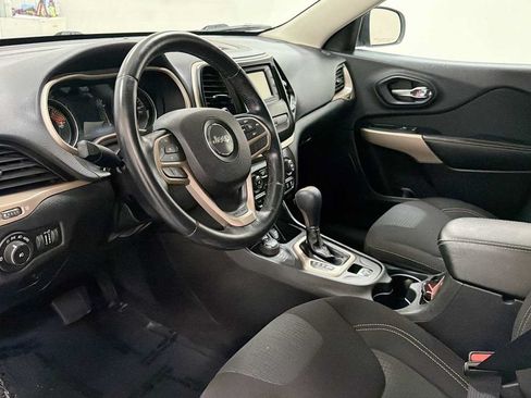 Used 2017 Jeep Cherokee Latitude AWD/4WD image 12