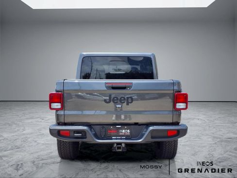 Used 2025 Jeep Gladiator Sport AWD/4WD image 6