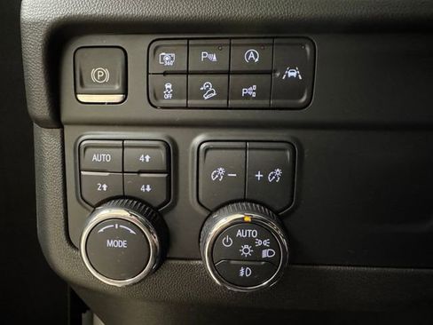 Used 2025 Chevrolet Suburban Z71 AWD/4WD image 10