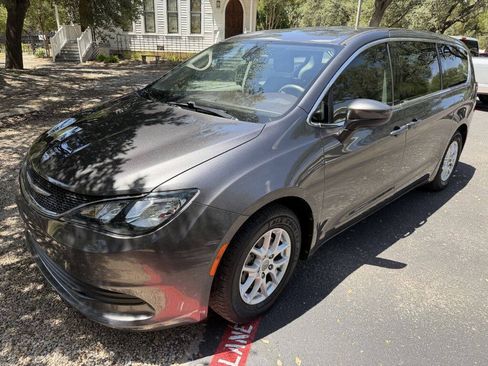Used 2017 Chrysler Pacifica Touring FWD image 2