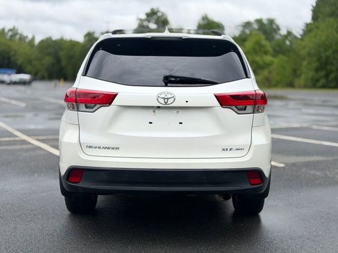 Used 2019 Toyota Highlander XLE AWD/4WD image 5