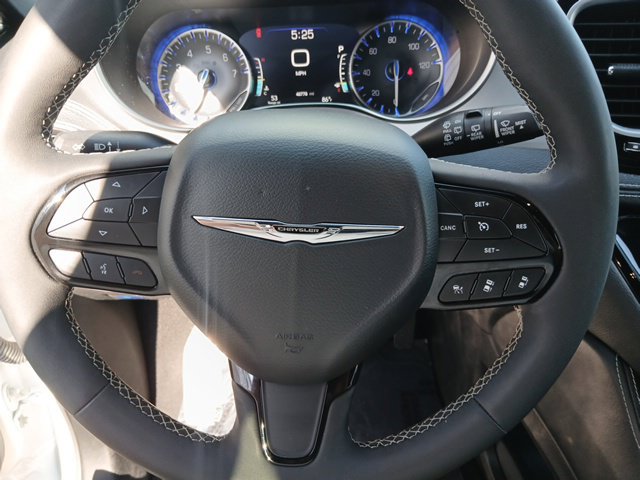 Used 2025 Chrysler Pacifica Limited FWD image 47