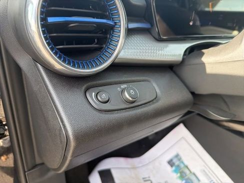 Used 2025 Chevrolet Trax LT w/ LT Convenience Package image 14