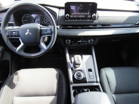 Used 2023 Mitsubishi Outlander ES FWD image 16