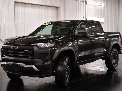 Used 2024 Chevrolet Colorado Trail Boss w/ Technology Package AWD/4WD image 3