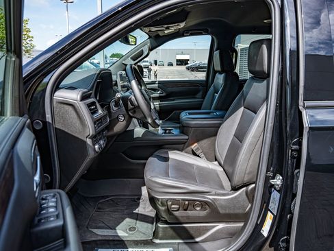Used 2024 Chevrolet Suburban Z71 w/ Luxury Package AWD/4WD image 32