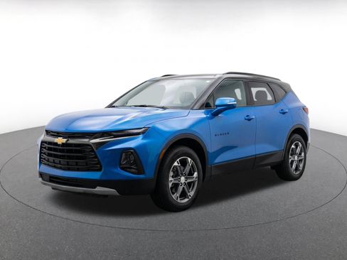 Used 2025 Chevrolet Blazer LT FWD image 3