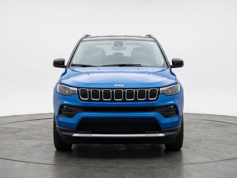 Used 2025 Jeep Compass Limited AWD/4WD image 2