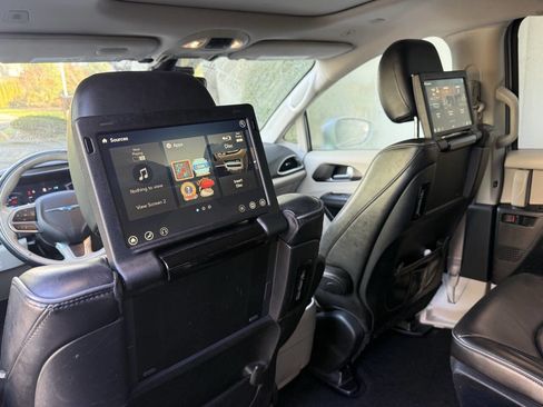 Used 2018 Chrysler Pacifica Limited w/ Advanced Safetytec Group image 15