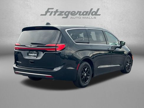 Used 2023 Chrysler Pacifica Touring-L FWD image 8
