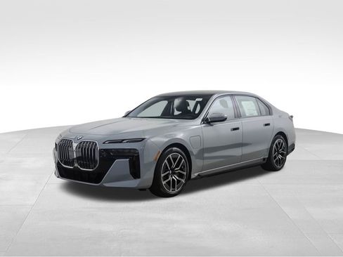 Used 2026 BMW 750e xDrive image 1