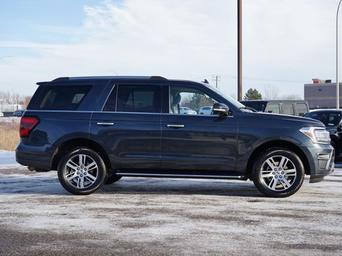 Used 2022 Ford Expedition Limited image 2