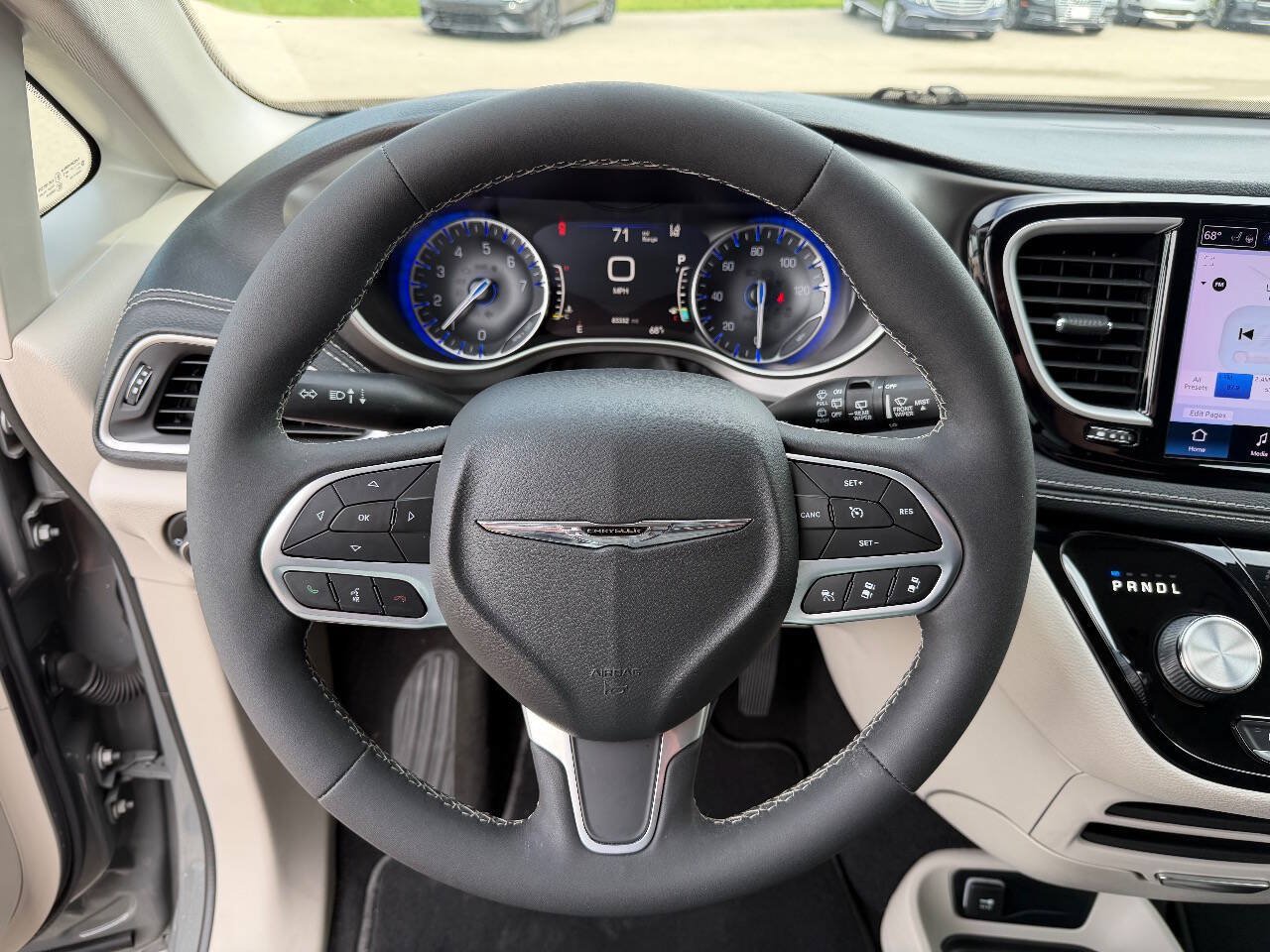 Used 2023 Chrysler Pacifica Touring-L AWD/4WD image 9