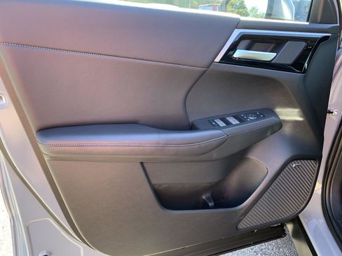 New 2025 Mitsubishi Outlander SE image 7