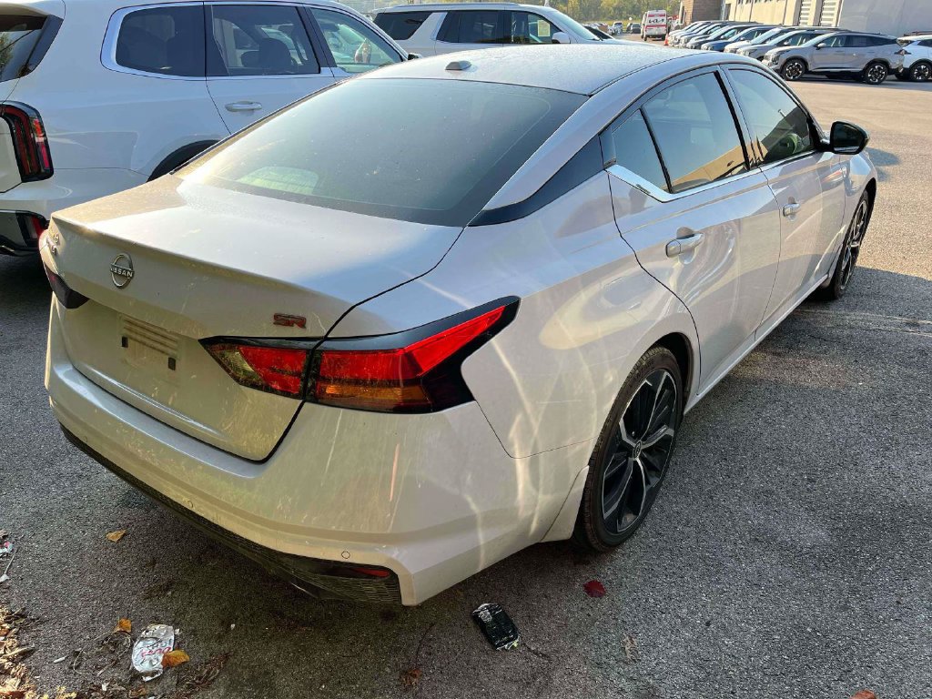 Used 2024 Nissan Altima 2.5 SR w/ SR Premium Package FWD image 2