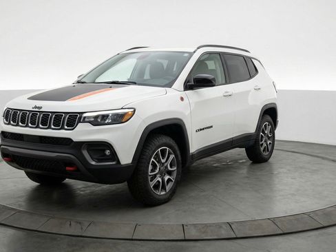 Used 2025 Jeep Compass Trailhawk AWD/4WD image 3