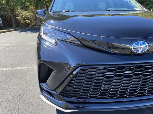 Used 2025 Toyota Sienna XSE image 14