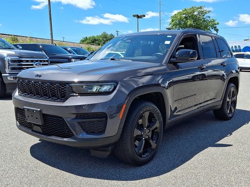 Used 2023 Jeep Grand Cherokee Altitude AWD/4WD image 3