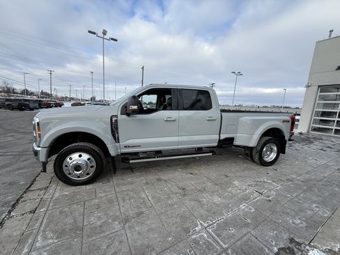 Used 2025 Ford F450 Lariat w/ FX4 Off-Road Package image 3