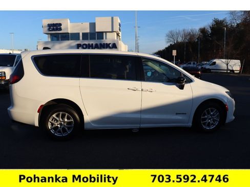 Used 2024 Chrysler Voyager LX FWD image 10