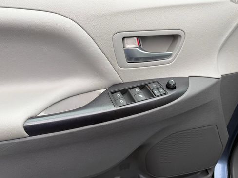 Used 2015 Toyota Sienna LE image 12