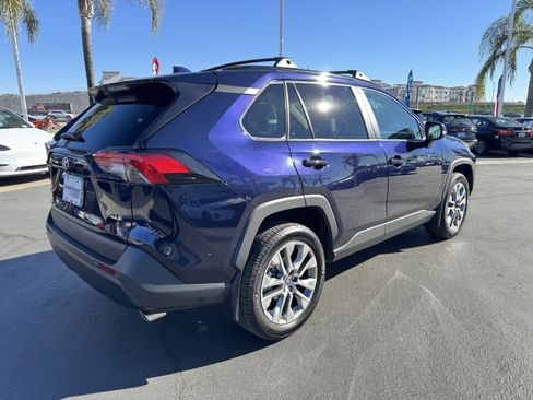 Used 2022 Toyota RAV4 XLE Premium image 10