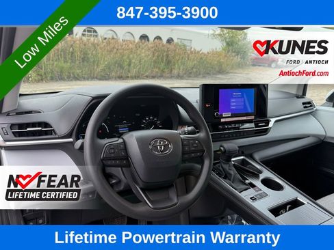 Used 2025 Toyota Sienna LE image 35