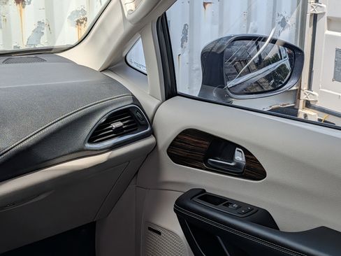 Used 2022 Chrysler Pacifica Limited image 19