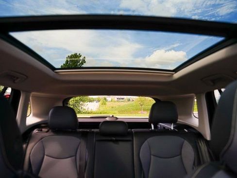 Used 2025 Volkswagen Tiguan SE w/ Panoramic Sunroof Package image 40