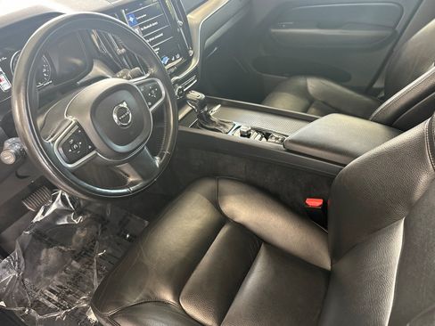Used 2018 Volvo XC60 T6 Momentum w/ Convenience Package AWD/4WD image 11