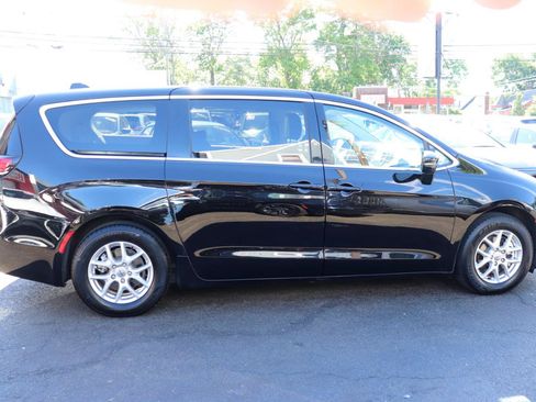Used 2024 Chrysler Pacifica Touring-L FWD image 6