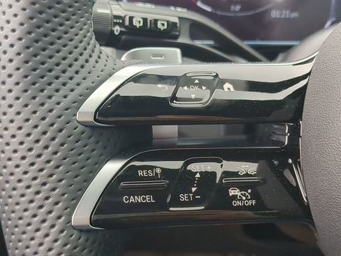 Used 2025 Mercedes-Benz GLC 350e 4MATIC image 12