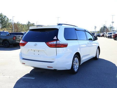 Used 2017 Toyota Sienna XLE image 6